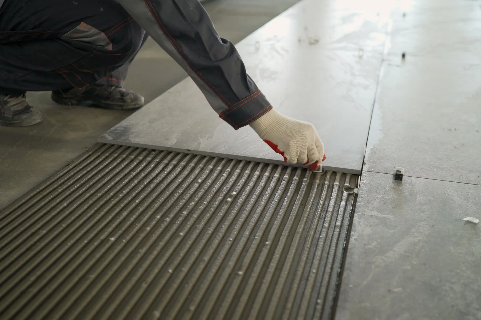 Setting large-format floor tile over thinset